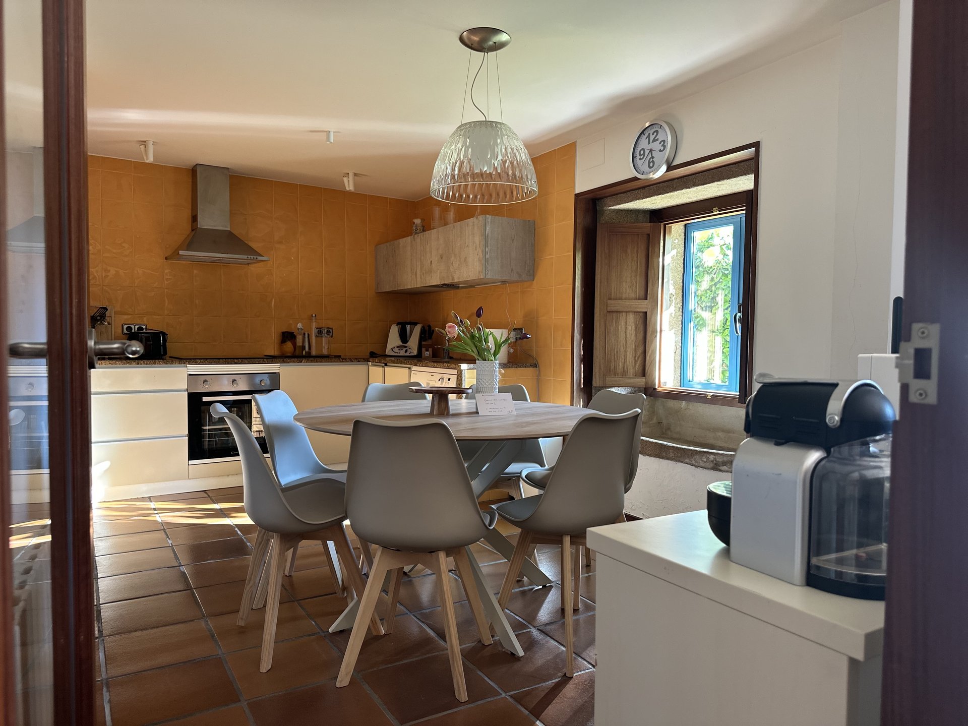 Cocina totalmente equipada de casa rural gallega — alojamiento rural Santiago de Compostela