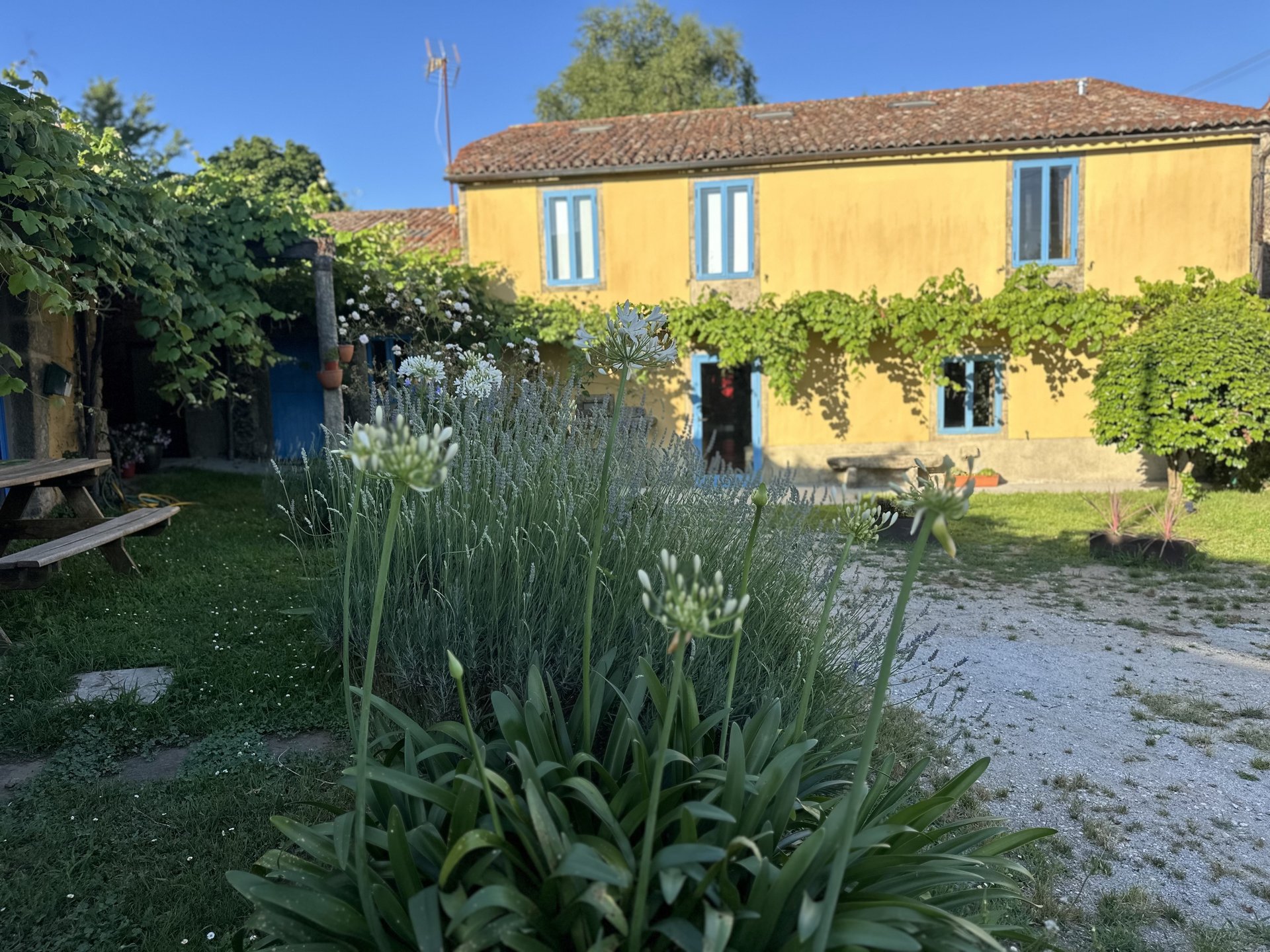 Fachada de piedra de granito de Casa do Bidueiro — casa rural centenaria cerca de Santiago de Compostela