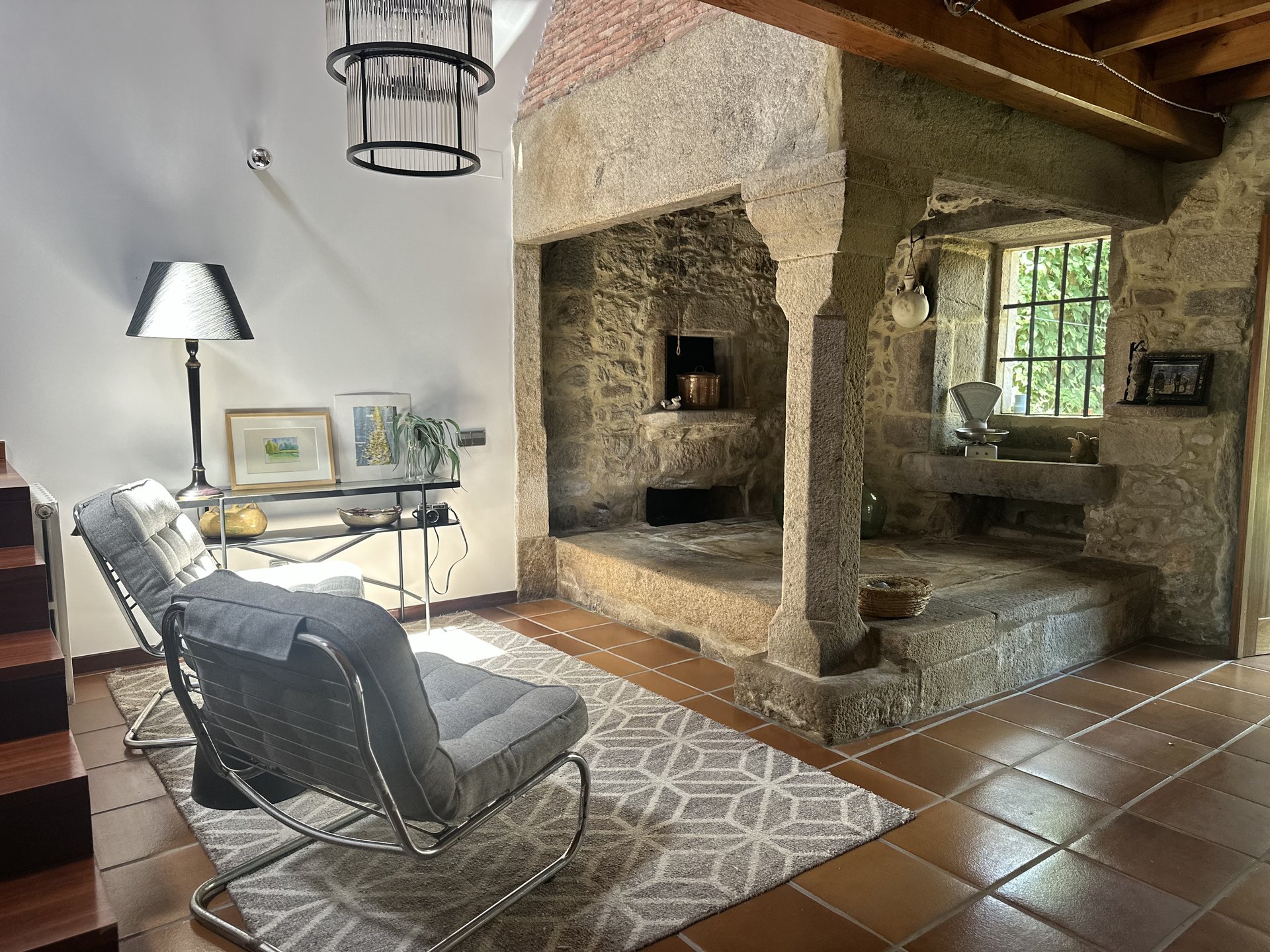 La lareira centenaria con forno de piedra de Casa do Bidueiro — casa rural cerca de Santiago de Compostela