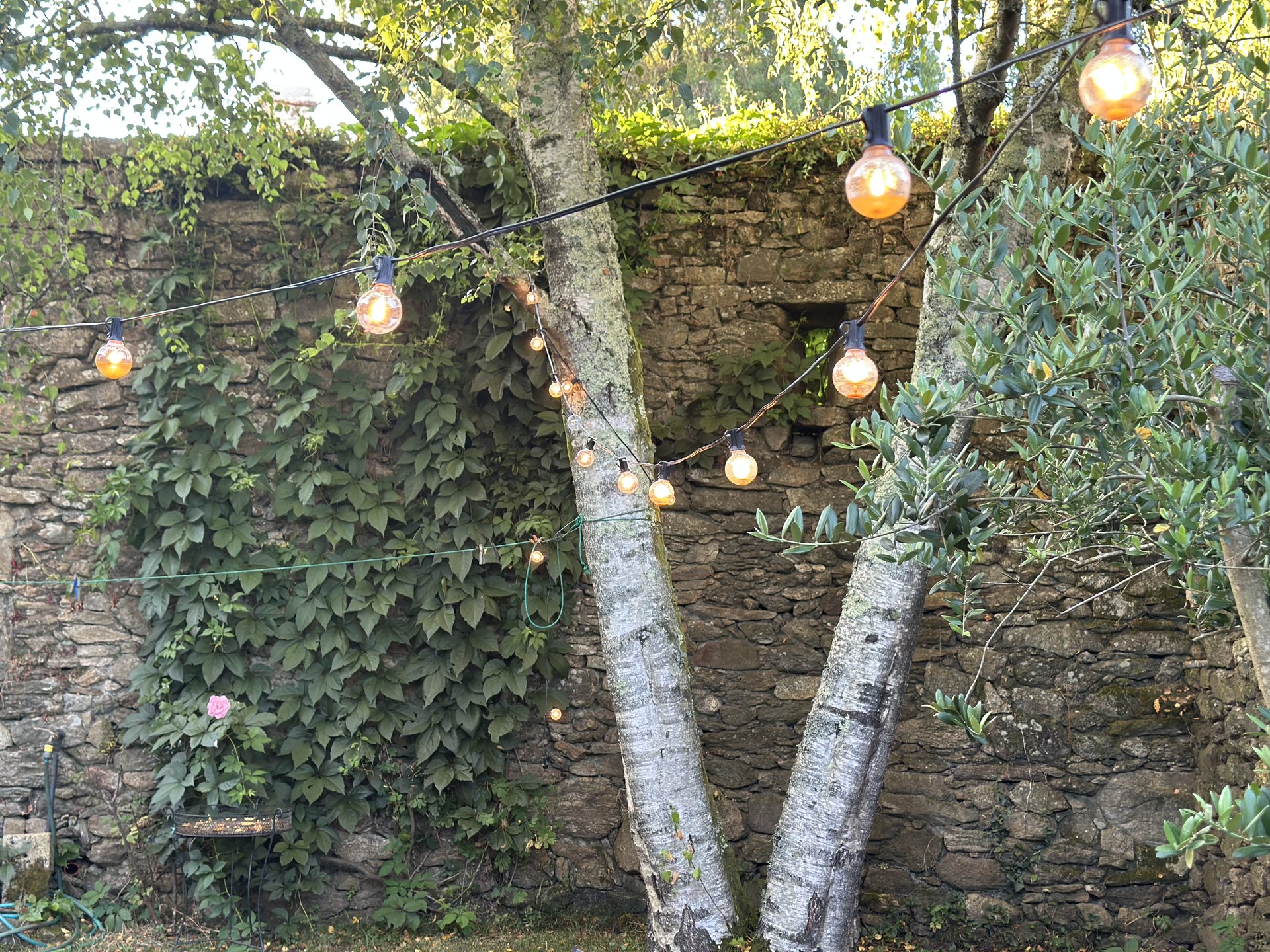 Patio de Casa do Bidueiro iluminado de noche — alojamiento rural Galicia