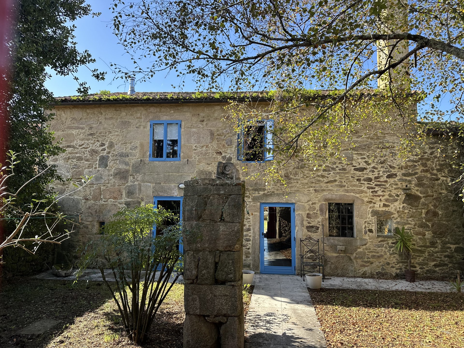 Patio trasero de Casa do Bidueiro — piedra centenaria, casa rural Galicia