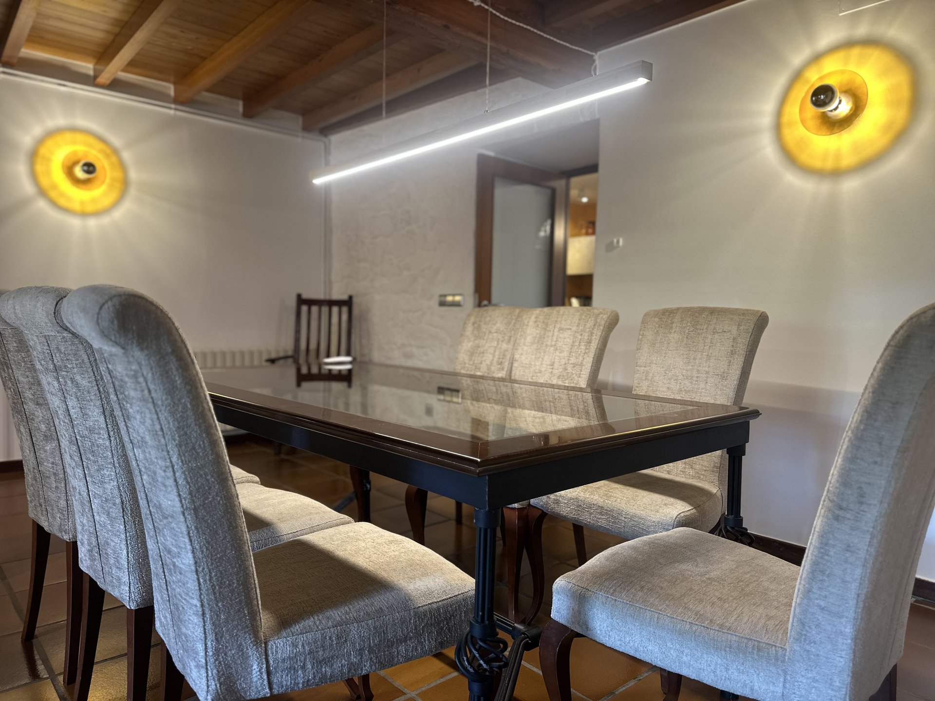 Salón planta baja con muro de piedra gallega — casa rural cerca de Santiago de Compostela