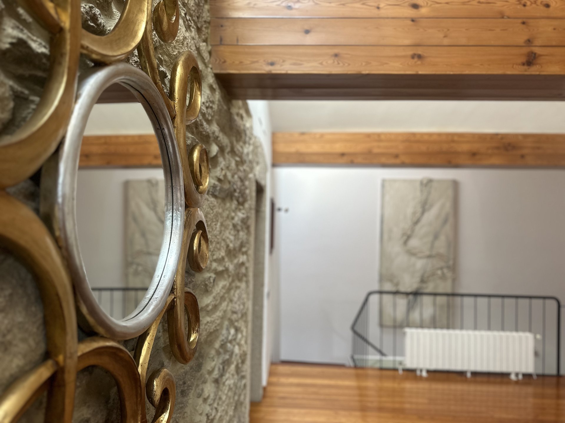 Salón primera planta con muro de piedra de granito — alojamiento rural Galicia